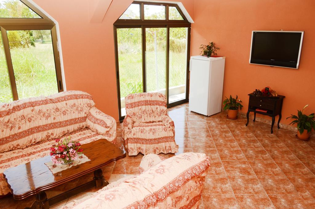 Guest House Lukac Бар Екстер'єр фото